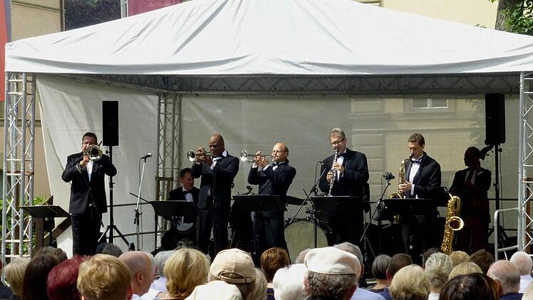 Joe Wulf & The Gentlemen of Swing erzählten im Hotelgarten mit Kompositionen von Louis Armstrong von der Leichtigkeit des Seins. Foto: Ahnert