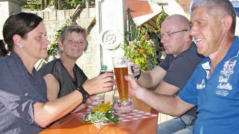 Auf das Weinfest: Während sich Hilde Hückmann (links) und ihr Mann Hubert (Zweiter von rechts) jeweils ein Gläschen Wein schmecken ließen, stießen Margit und ihr Mann Günter mit einem Mineralwasser und Weißbier an - obwohl sie mit Nachnamen Wein heißen.  Fotos: Ralf Naumann