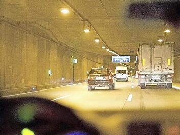 Dunkelheit, Enge, kein Ende in Sicht - die Fahrt durch den Tunnel löst bei vielen Unbehagen aus. Foto: ADAC/Martin Hangen