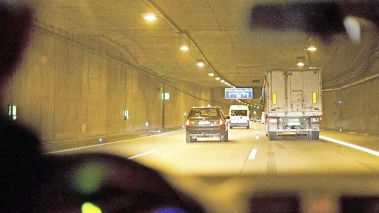 Dunkelheit, Enge, kein Ende in Sicht - die Fahrt durch den Tunnel löst bei vielen Unbehagen aus. Foto: ADAC/Martin Hangen