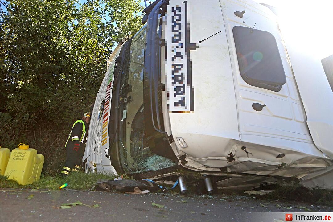 Handy am Steuer: Sattelzug rammt defekten Gefahrgut-Lkw und kippt um