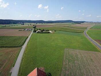 Blick von Osten in Richtung Neida: Die Start- und Landebahn des neuen Flugplatzes würde zwischen den beiden Straßen liegen. Angeblich hält die Deutsche Flugsicherung die bewaldeten Hügel links für ein Problem. Die Oktokoper-Aufnahme entstand in rund 45 Metern Höhe. Foto: Volkmar Franke/www.hochbild-design.de