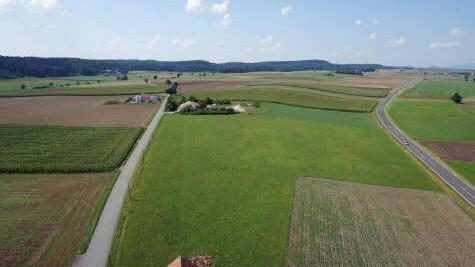 Blick von Osten in Richtung Neida: Die Start- und Landebahn des neuen Flugplatzes würde zwischen den beiden Straßen liegen. Angeblich hält die Deutsche Flugsicherung die bewaldeten Hügel links für ein Problem. Die Oktokoper-Aufnahme entstand in rund 45 Metern Höhe. Foto: Volkmar Franke/www.hochbild-design.de