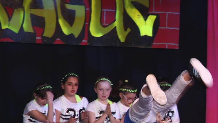 Akrobatische Einlagen beim Tanz der Lady League.  Foto: Karl Klaschka