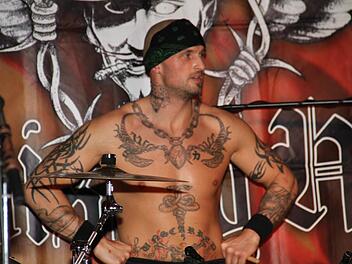 Drummer Bubi Blacksmith dürfte besonders das weibliche Publikum erfreut haben. Foto: Gerda Völk