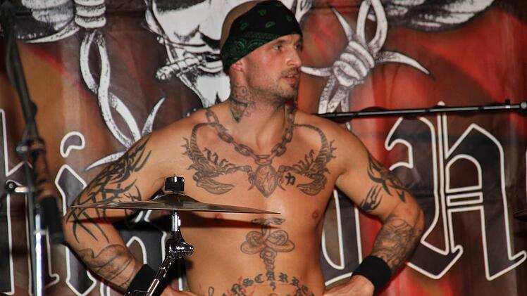 Drummer Bubi Blacksmith dürfte besonders das weibliche Publikum erfreut haben. Foto: Gerda Völk