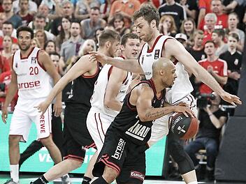 Nicolo Melli stoppt den Würzburger Maurice Stuckey (mit Ball) auf dessen Weg zum Korb. Fotos: sportpress