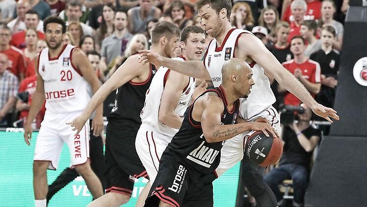 Nicolo Melli stoppt den Würzburger Maurice Stuckey (mit Ball) auf dessen Weg zum Korb. Fotos: sportpress