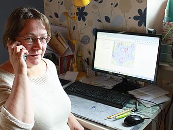 Im dekanatsweiten Einsatz für Flüchtlinge wird Koordinatorin Cornelia Meyer wohl noch mehr am Telefon organisieren. Foto: Anette Schreiber