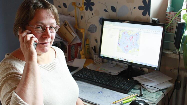 Im dekanatsweiten Einsatz für Flüchtlinge wird Koordinatorin Cornelia Meyer wohl noch mehr am Telefon organisieren. Foto: Anette Schreiber