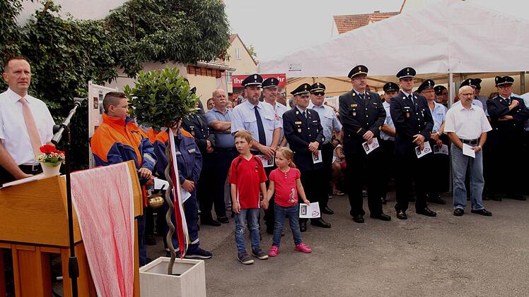 Blick in die Reihen der Vertreter der Feuerwehrdienstaufsicht mit Kreisbrandrat Ralf Dressel (vorne, Vierter von rechts).