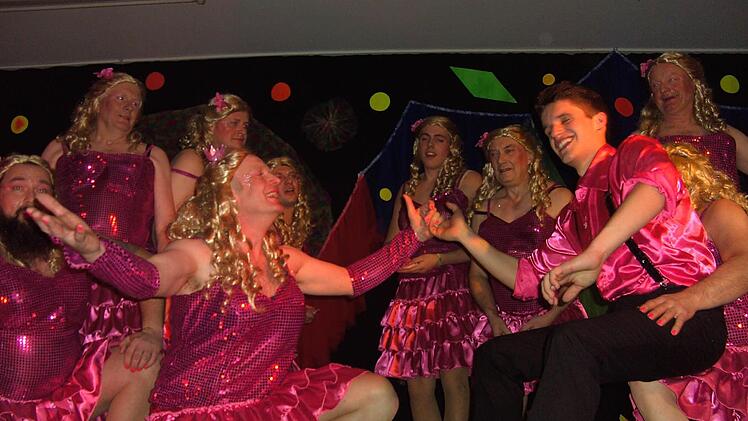 Zum Spektakel avancierte der Auftritt des Männerballetts des Musikvereins zum krönenden Abschluss. "Start the party" hieß es nach einem lauten Telefonklingeln in der Halle.  Foto: Udo Sell