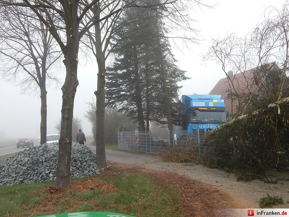 Lkw fährt bei Neudrossenfeld in Vorgarten