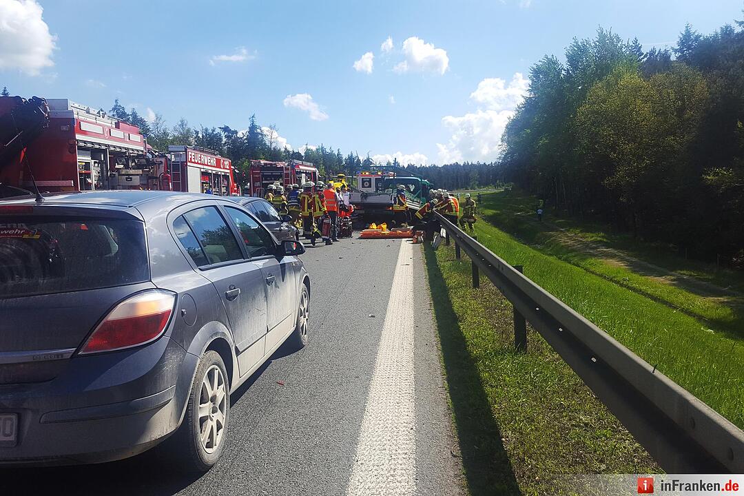 A9: Kleintransporter prallt gegen Heck eines Lkws – drei Menschen schwer verletzt