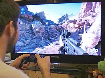 Das Internet und die Computerspiele stehen mittlerweile dominant im Zentrum der Gesellschaft. Doch sind diese Medien schädlicher als als wir geglaubt haben?  Foto: Andreas Hofbauer