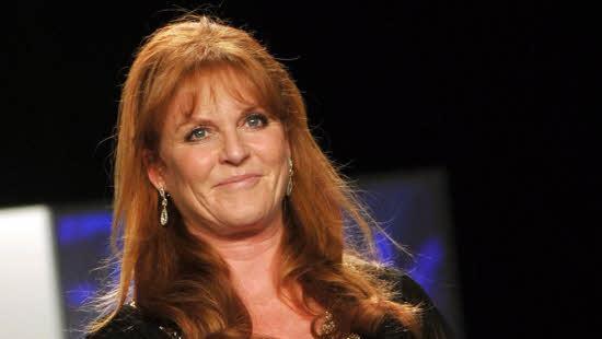 Die Haare sind immer noch rot und das L&auml;cheln ist noch immer bezaubernd: Sarah, die Duchess of York, besser bekannt als "Fergie", hier 2012 bei einer Modenschau in den USA.Foto: dpa