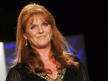 Die Haare sind immer noch rot und das Lächeln ist noch immer bezaubernd: Sarah, die Duchess of York, besser bekannt als "Fergie", hier 2012 bei einer Modenschau in den USA.Foto: dpa