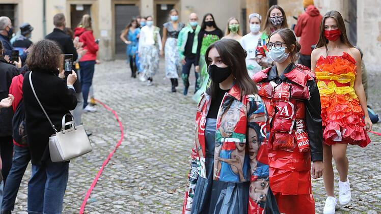 Rund 50 verschiedene Outfits aus Plastik wurden in der Alten Hofhaltung präsentiert.  Foto: Barbara Herbst