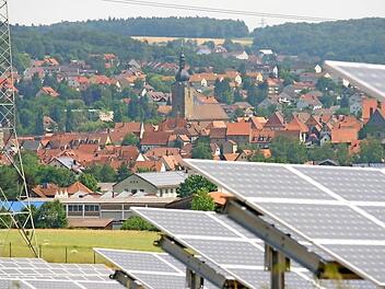 Ein früherer Stadtrat hatte beschlossen, nicht mehr als vier Prozent des Stadtgebiets dürften mit Photovoltaikanlagen bebaut werden. Doch nun sollen weitere Anlagen zugelassen werden. Zurzeit werden in Ebern rund 120 Prozent des städtischen Strombedarfs aus regenerativer Energie erzeugt.  Archivfoto: Eckehard Kiesewetter