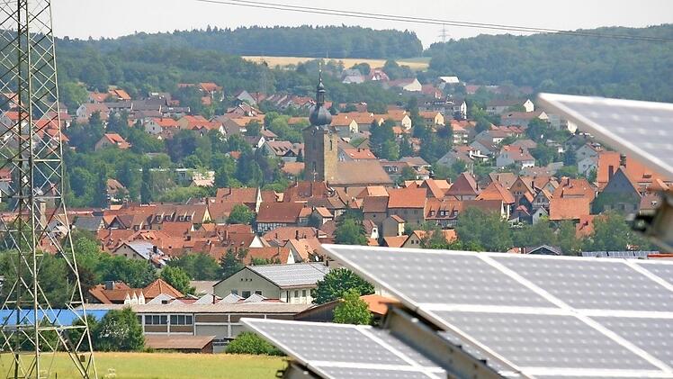 Ein früherer Stadtrat hatte beschlossen, nicht mehr als vier Prozent des Stadtgebiets dürften mit Photovoltaikanlagen bebaut werden. Doch nun sollen weitere Anlagen zugelassen werden. Zurzeit werden in Ebern rund 120 Prozent des städtischen Strombedarfs aus regenerativer Energie erzeugt.  Archivfoto: Eckehard Kiesewetter