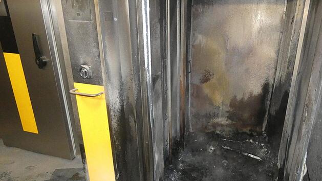 Aus dem vollkommen zerstörten Backofen in einer Hafenpreppacher Bäckerei züngelten durch die zerbrochene Glasscheibe bereits die Flammen, ehe sie durch einen alarmierten Atemschutztrupp gelöscht wurden. Foto: Christian Licha