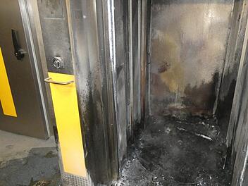Aus dem vollkommen zerstörten Backofen in einer Hafenpreppacher Bäckerei züngelten durch die zerbrochene Glasscheibe bereits die Flammen, ehe sie durch einen alarmierten Atemschutztrupp gelöscht wurden. Foto: Christian Licha