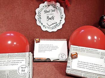 Erst nach dem Auspacken der neutral verpackten B&uuml;cher erf&auml;hrt der Leser beim "Blind date mit einem Buch" im BIZ in Ha&szlig;furt, welchen Lesestoff er bekommen hat.