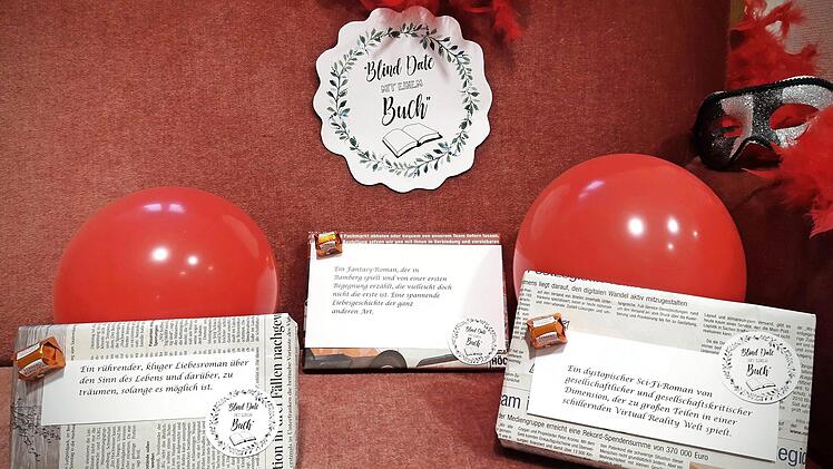 Erst nach dem Auspacken der neutral verpackten Bücher erfährt der Leser beim "Blind date mit einem Buch" im BIZ in Haßfurt, welchen Lesestoff er bekommen hat.