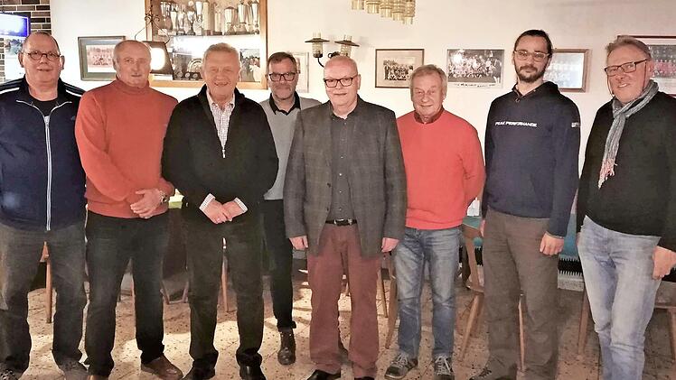 Das neue Vorstandsteam des TSV Melkendorf (von links): Heinz Schwabe (Abteilungsleiter für Fußball), Hermann Stübinger (Zweiter Vorsitzender) Heinz Schneider (scheidender Schriftführer und Ehrenmitglied), Andreas Küfner (Abteilungsleiter für Tennis), Lothar Seyfferth (Vorsitzender), Werner Kintzel (Abteilungsleiter für Gymnastik) sowie Johannes Stang (Kassier) und Ludwig Weber (neuer Schriftführer)