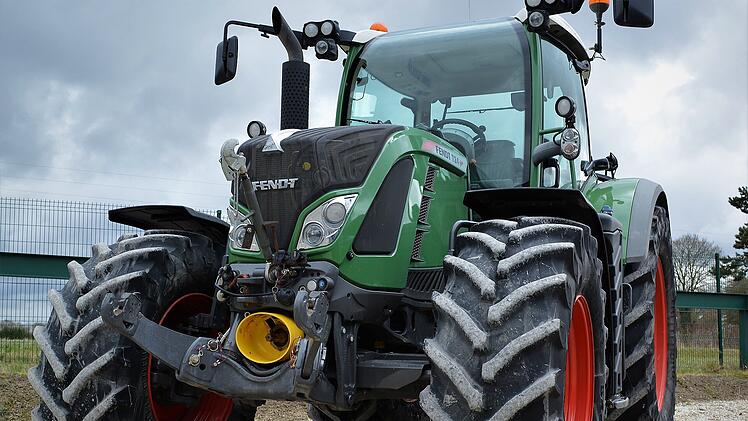 Arbeiter bei Heilsbronn vom Traktor &uuml;berrollt: Mann erleidet schwere Verletzungen