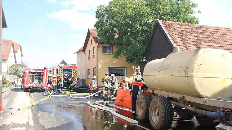 Landwirte stellten die Wasserversorgung mit sicher. Foto: Johannes Schlereth
