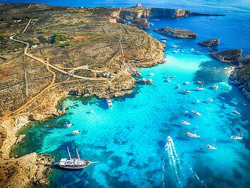 Die Blaue Lagune ist leicht mit dem Boot von Malta oder Gozo aus zu erreichen und bietet Besuchern eine paradiesische Atmosphäre mit flachem, sandigem Ufer und felsigen Abschnitten.  Landschaft mit blauer Lagune auf der Insel Comino, Malta Landscape with Blue lagoon at Comino island, Malta