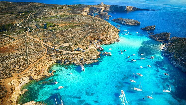 Die Blaue Lagune ist leicht mit dem Boot von Malta oder Gozo aus zu erreichen und bietet Besuchern eine paradiesische Atmosphäre mit flachem, sandigem Ufer und felsigen Abschnitten.  Landschaft mit blauer Lagune auf der Insel Comino, Malta Landscape with Blue lagoon at Comino island, Malta