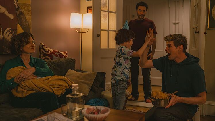 Zu Besuch bei Knut (Helgi Schmid) ist auch seine Schwiegermutter Gilla (Victoria Trauttmansdorff), die bereits zweifache Oma durch Karos Schwester ist. Enkel Malte (Joe Keanu Berger) und dessen Vater Hannes (Mohamed Achour) verfolgen eine Kinder-Bespa&szlig;ungsidee Knuts.