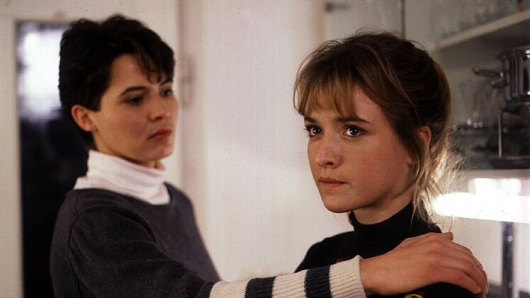 1989 deb&uuml;tierte Ulrike Folkerts (links, mit Katharina Abt) als Ludwigshafener "Tatort"-Kommissarin Lena Odenthal.
