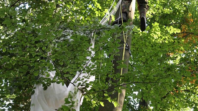 Retter von der Bergwacht befreiten Jerry de Graf und vier seiner Kameraden aus einer misslichen Lage in Baumwipfeln.