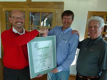Bei der Übergabe des DGV-Zertifikates in Bronze (von links): Präsident Andreas Höllein,Professor Martin Boksch und Harry Wolfsohn. Foto: Lothar Weidner