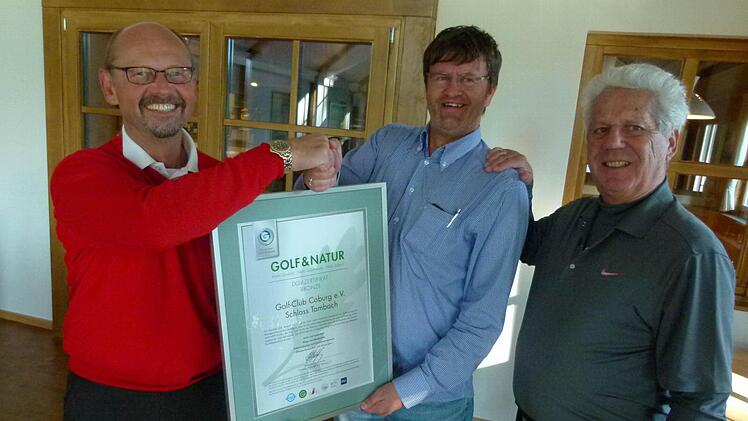 Bei der Übergabe des DGV-Zertifikates in Bronze (von links): Präsident Andreas Höllein,Professor Martin Boksch und Harry Wolfsohn. Foto: Lothar Weidner