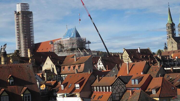 Die Abmontage der Turmkreuze und Turmknäufe hat unser Leser Werner Bätzing fotografiert.