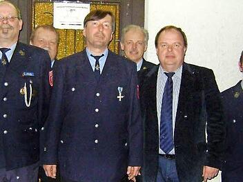 Für seinen 25-jährigen Feuerwehrdienst wurde Manfred Zuber bei der Hauptversammlung der Feuerwehr Weidmes mit dem Staatlichen Ehrenzeichen in Silber ausgezeichnet. Unser Bild zeigt (von links) Kommandant Christian Fittner, Kreisbrandmeister Karl Schott, Manfred Zuber, Kreisbrandinspektor Horst Tempel, Bürgermeister Werner Burger und stellvertretenden Kommandanten Armin Schneider. Foto: Klaus-Peter Wulf