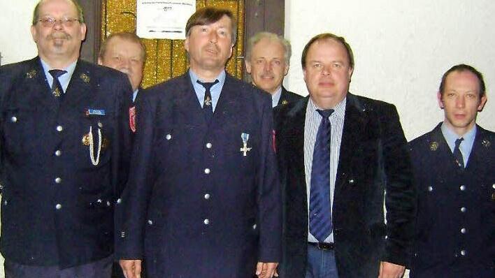 Für seinen 25-jährigen Feuerwehrdienst wurde Manfred Zuber bei der Hauptversammlung der Feuerwehr Weidmes mit dem Staatlichen Ehrenzeichen in Silber ausgezeichnet. Unser Bild zeigt (von links) Kommandant Christian Fittner, Kreisbrandmeister Karl Schott, Manfred Zuber, Kreisbrandinspektor Horst Tempel, Bürgermeister Werner Burger und stellvertretenden Kommandanten Armin Schneider. Foto: Klaus-Peter Wulf