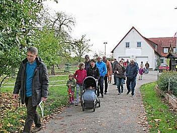 Thomas Dreßel führte zum 700. Jubiläum der ersten urkundlichen Erwähnung des Weilers eine Besuchergruppe herum.