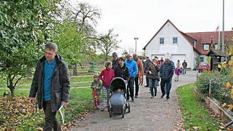 Thomas Dreßel führte zum 700. Jubiläum der ersten urkundlichen Erwähnung des Weilers eine Besuchergruppe herum.