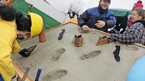 Auf die Schippe genommen wird hier das Missgeschick eines Uetzingers, der voll in den frisch verlegten Estrich hinein trampelte.