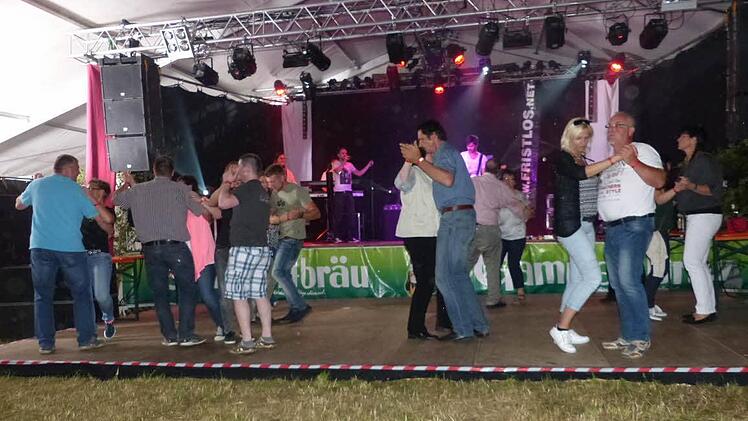 Ordentlich getanzt wurde am Samstagabend, wo die Partyband "Fristlos" zu einer heißen Runde nach der anderen aufspielte.