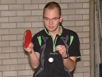 Philipp Müller vom TTC Wallenfels blieb beim 9:6-Heimsieg gegen den TTC Alexanderhütte II in seinen beiden Einzeln und im Doppel mit Markus Zeuß unbezwungen. Foto: Hans Franz