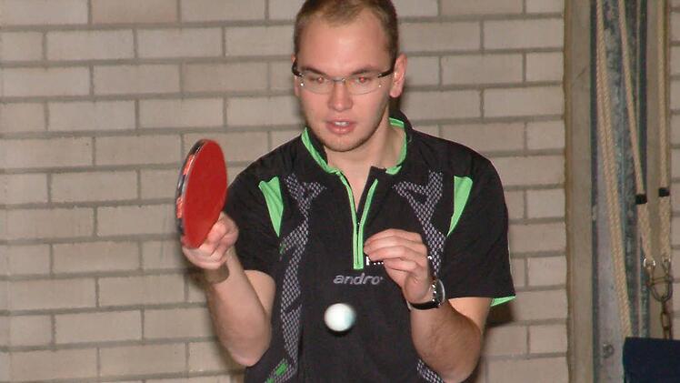 Philipp Müller vom TTC Wallenfels blieb beim 9:6-Heimsieg gegen den TTC Alexanderhütte II in seinen beiden Einzeln und im Doppel mit Markus Zeuß unbezwungen. Foto: Hans Franz