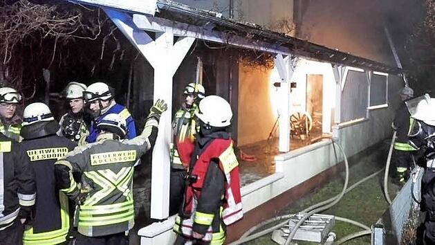 In Adelsdorf mussten die Helfer am Eisweiher eingreifen. Hier brannte das Nebengebäude eines Carports.  Fotos: Helmut Brunner