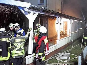 In Adelsdorf mussten die Helfer am Eisweiher eingreifen. Hier brannte das Nebengeb&auml;ude eines Carports.  Fotos: Helmut Brunner