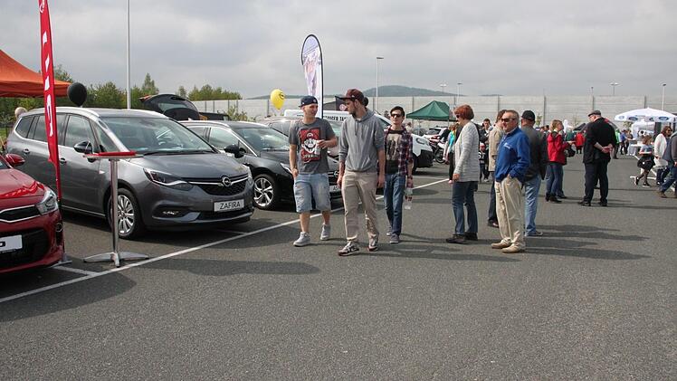 Die 2. Auto- und Gewerbemesse hat ihre Pforten geöffnet. Tausende von Besuchern informieren sich über die neuesten Automodelle. Foto: Stephan Stöckel.